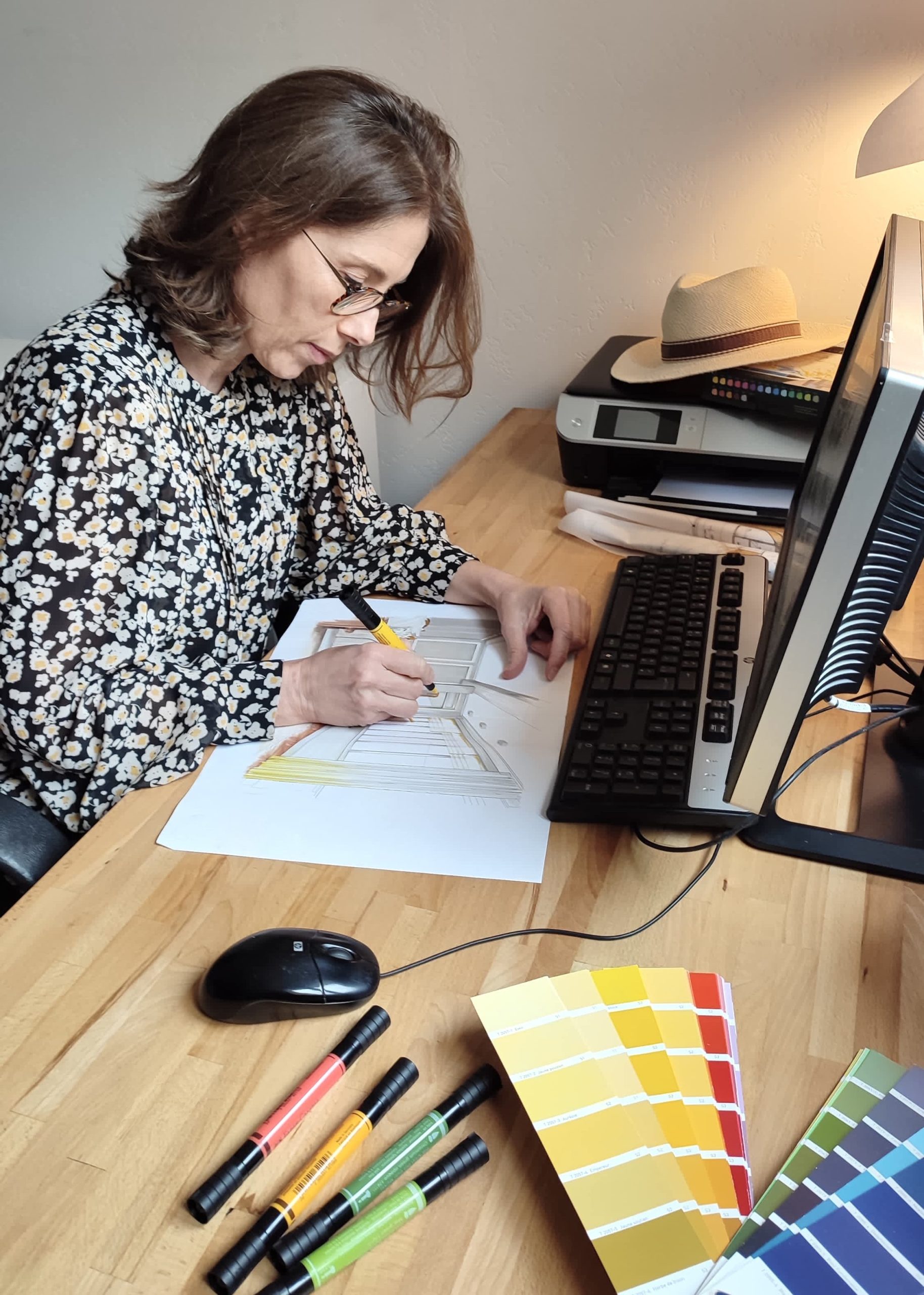Emmanuelle Couty à sa table d'architecte.