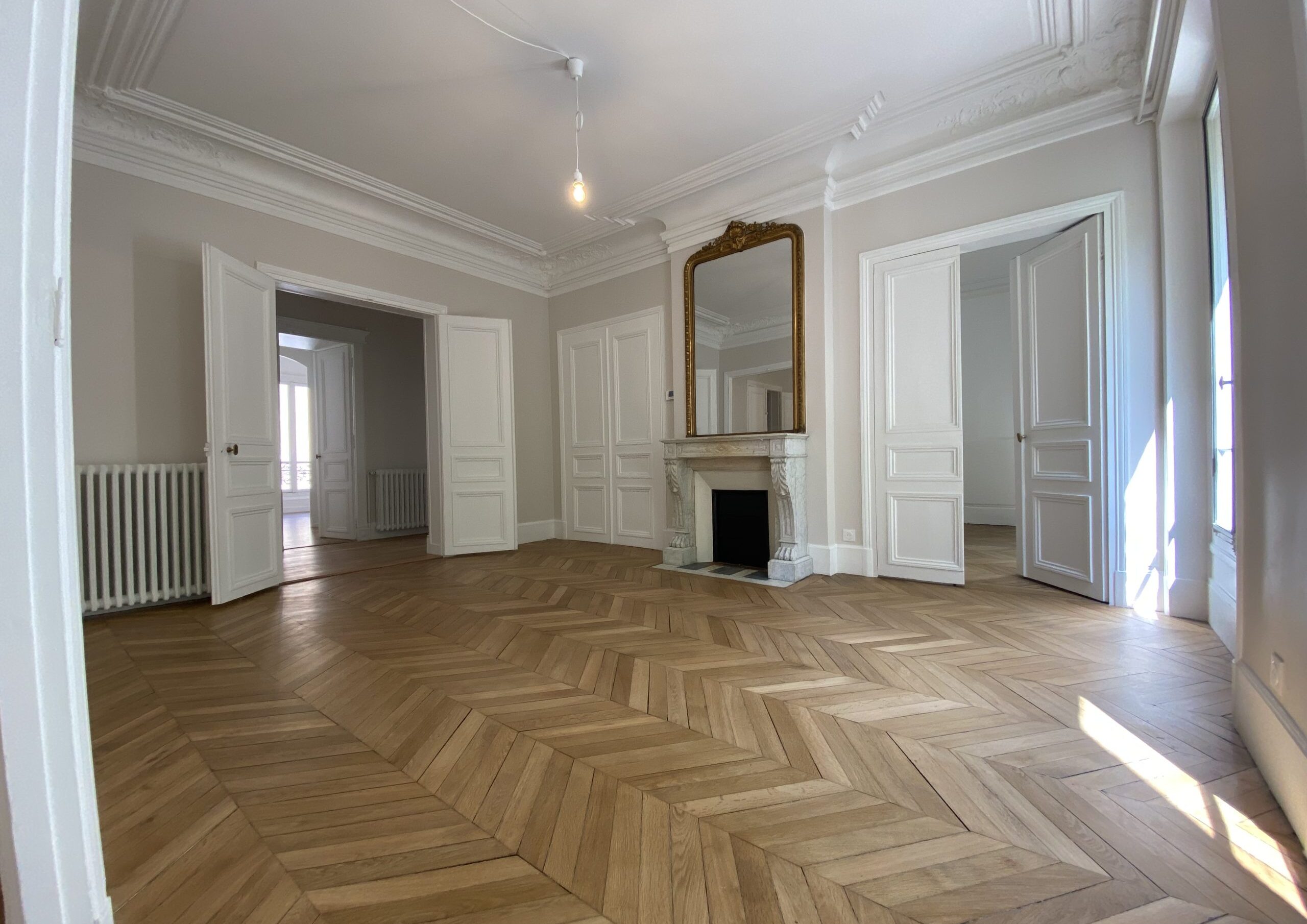Appartement haussmannien intégralement rénové.